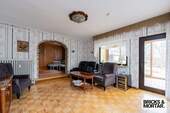 Wohnbereich mit Zugang zum Wintergarten - 8 Zimmer Einfamilienhaus in Berlin