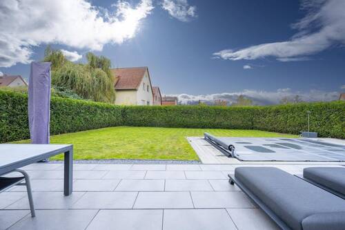 Blickdichter Garten, große Terrasse mit Poolanlage - 