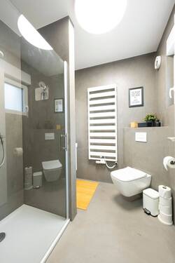 Gäste-WC mit Dusche - 