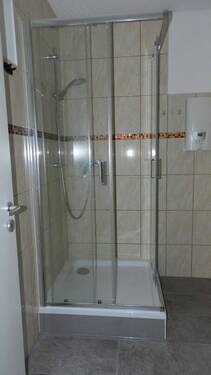 Bad mit Dusche - 