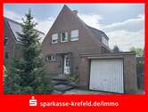 Straßenansicht - Freistehendes Einfamilienhaus mit Garage