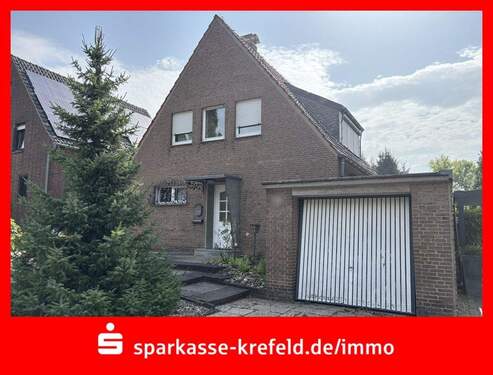 Straßenansicht - Freistehendes Einfamilienhaus mit Garage