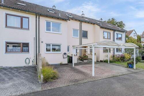 Carport mit Wallbox vor dem Haus - 6 Zimmer Einfamilienhaus zum Kaufen in Benningen