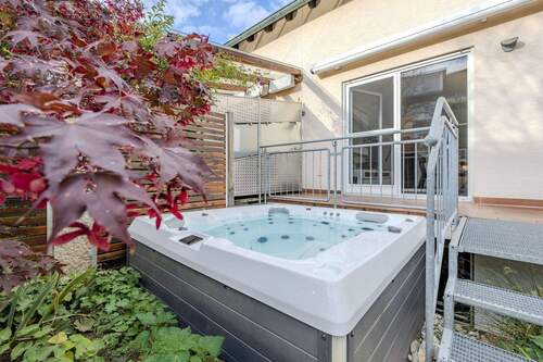 Ein weiteres Highlight - der Außenwhirlpool - 6 Zimmer Einfamilienhaus in Benningen