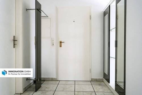 Wohnungseingang - 2 Zimmer Etagenwohnung zum Kaufen in Seukendorf