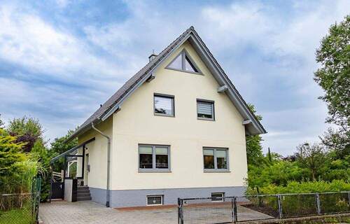 Frontansicht - Einziehen und Wohlfühlen - Energetisch saniertes Einfamilienhaus für die Familie