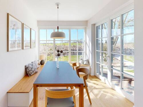 gemütliche Sitzecke mit Blick in den Garten - 