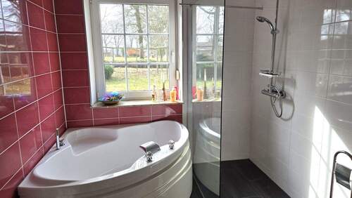 Vollständiges Badezimmer im Erdgeschoss - 