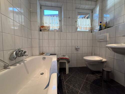 Bad mit Badewanne - 