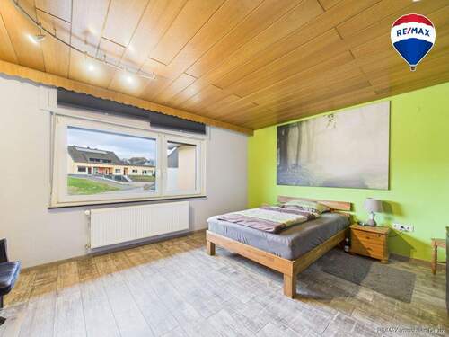 RE/MAX Immobilien DeLux Zweifamilienhaus Wadern-Lockweiler Schlafzimmer - 