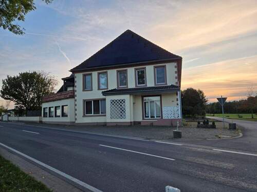 Haus Vorderansicht - 1 Zimmer Mehrfamilienhaus, Wohnhaus in Dissen