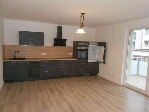 Schöne EBK+Wohn-Essbereich.JPG - Seniorenwohnung für Mieter ab mittlerem Alter mit Personenaufzug schöner EBK Fußbodenhzg. großem Balkon Stellplatz