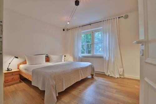 helles, gemütliches Schlafzimmer - 