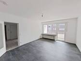 Ansicht I: Wohn- und Esszimmer - Geräumige und gut geschnittene 3-Zimmer-Wohnung mit BALKON und Wannenbad