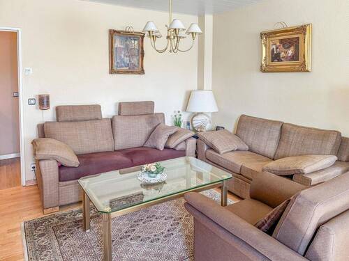 Wohnzimmer - Charmante 3-Zimmer-Wohnung mit Balkon und Aufzug in Reinickendorf