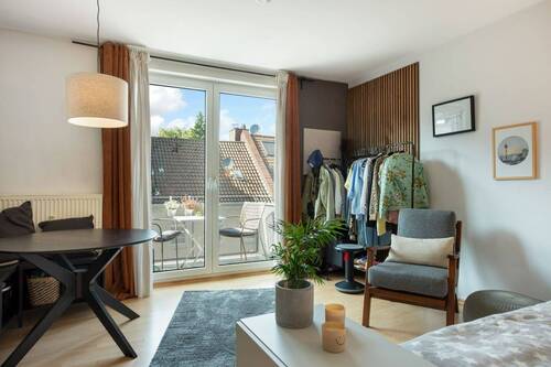 Wohnbereich + Balkon - Urban Living im Herzen von Pempelfort: Möblierte 1-Zimmer-Wohnung mit Balkon & Einbauküche
