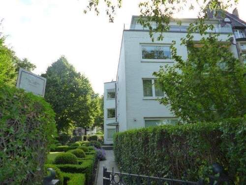 Zugang von der Bellevue - 2,5 Zimmerwohnung mit Balkon in der Bellevue mit Alsterblick !