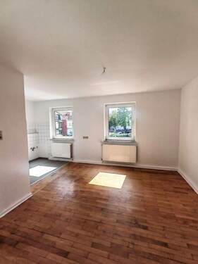 Küche/Wohnbereich - Teilrenovierte helle 4 Zimmer Wohnung