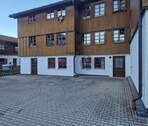 Aussenansicht mit Stellplatz und Terrasse - 4 Zimmer Etagenwohnung zum Kaufen in Schliersee