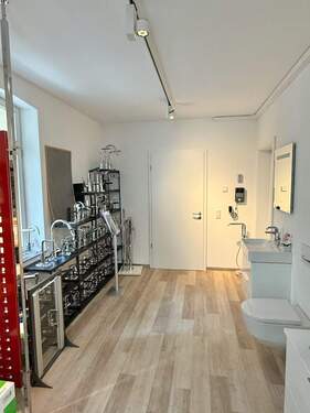 Ausstellungsraum / Büro 2 - 