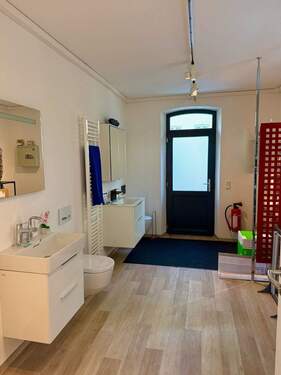 Ausstellungraum / Büro 2 - 