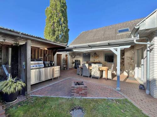 überdachte Terrasse mit Außenküche - 