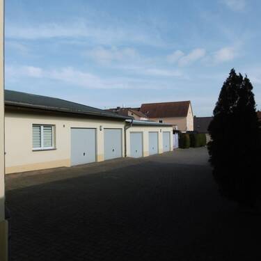 Innenhof mit Garagen - 