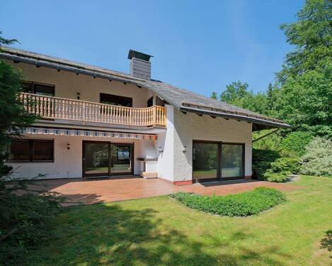 Hausansicht mit Südterrasse - VERKAUFT! Charmante, wandelbare Villenhälfte in Bestlage- direkt am Forst gelegen