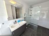 und begehbarer Dusche - 