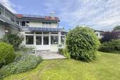 Blick auf Südterrasse - Großzügiges Familiendomizil mit Potenzial für zwei Wohneinheiten und herrlichem Garten