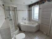Bad mit Wanne und Dusche 1.OG - 