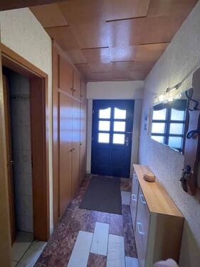 Hausflur mit Einbauschrank - Reihenendhaus mit 167,00 m&sup2; in Gotha zum Kaufen