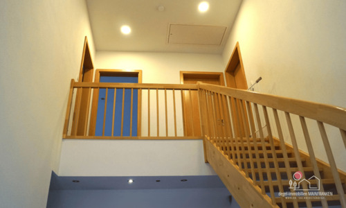 Massivholztreppe und Einbauleuchten - 