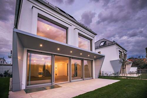 Hausansicht Süd - Neubau Einfamilienhaus mit möglicher Einliegerwohnung, Tiefgarage und unverbautem Ausblick