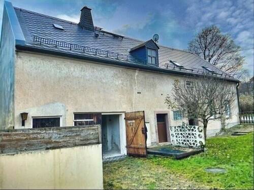 Hofseite mit Garage - 