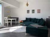 Offener Wohn- und Essraum - Attraktive möblierte 2-Zimmer-Wohnung – Ideal zum Wohnen & Investieren