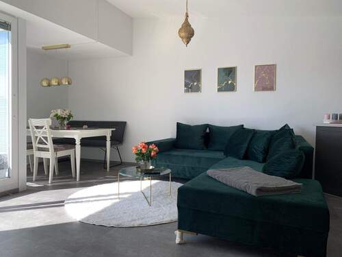 Offener Wohn- und Essraum - Attraktive möblierte 2-Zimmer-Wohnung – Ideal zum Wohnen & Investieren