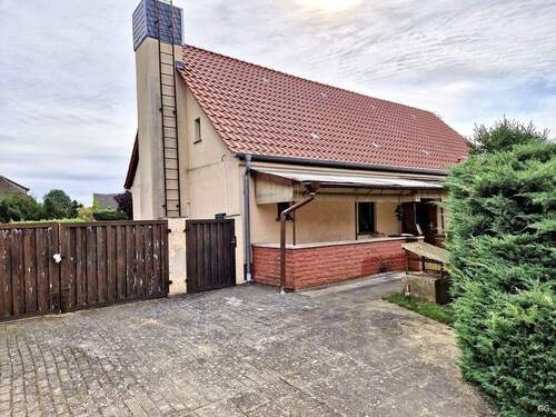 Hof mit Blick zum Haus - 3 Zimmer Einfamilienhaus in Küstriner Vorland