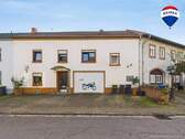 Haus - Reihenmittelhaus mit Terrasse, Garage und weiteren Parkmöglichkeiten vor dem Haus in ruhiger Lage.