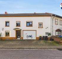 Reihenmittelhaus mit Terrasse, Garage und weiteren Parkmöglichkeiten vor dem Haus in ruhiger Lage. - Merzig / Brotdorf