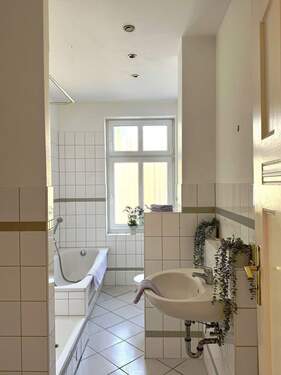 Wannen / Duschbad mit Fenster - Etagenwohnung mit 81,00 m&sup2; in Berlin zum Kaufen