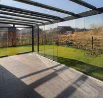 Familienoase vor Sylt: Moderne KfW-40 Doppelhaushälfte mit Wintergarten in Klanxbüll