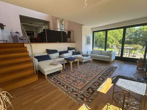 Wohnzimmer mit Zugang zur Terrasse - 