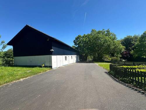 Auffahrt und Stallungen (Garagen) - 6 Zimmer Einfamilienhaus in Hürtgenwald