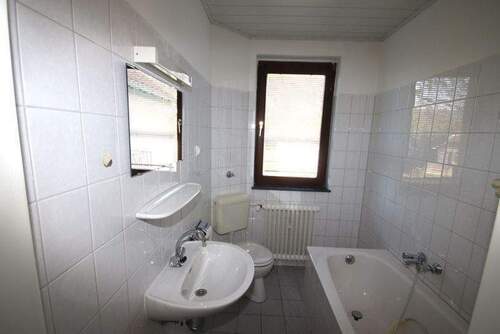 Bad mit Wanne - 