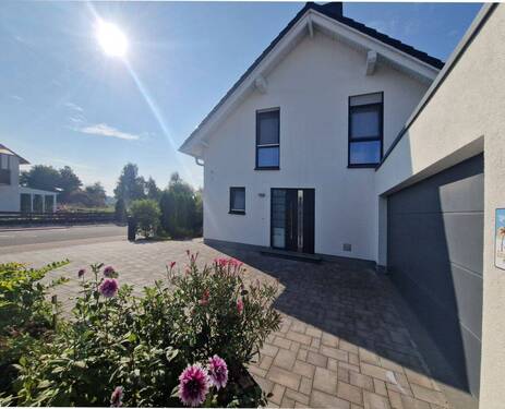 Hausansicht mit Doppelgarage - Einfamilienhaus mit 124,50 m² in Leipzig zum Kaufen