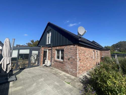 Blick aufs Haus mit Wintergarten - 