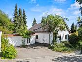 Hausansicht mit Garage - 