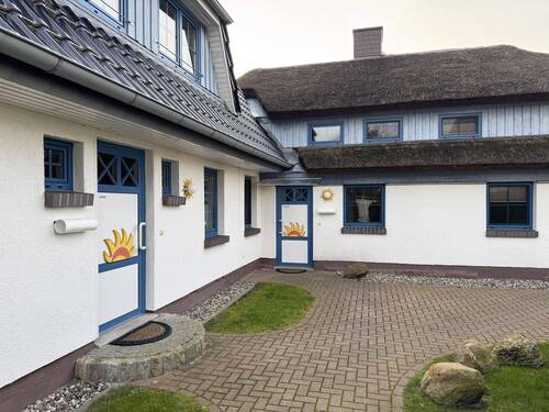 Bild 1 - Liebenswerte Eigentumswohnung 'Seemöwe' mit Reetdach, Sauna und Kamin in Strandnähe & Wohnfühlfaktor inklusive
