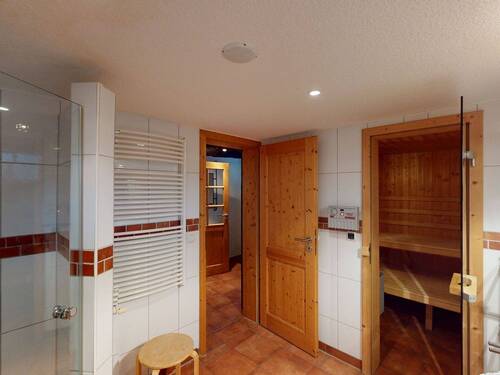 Tageslicht-Duschbad mit Sauna im Erdgeschoss - 